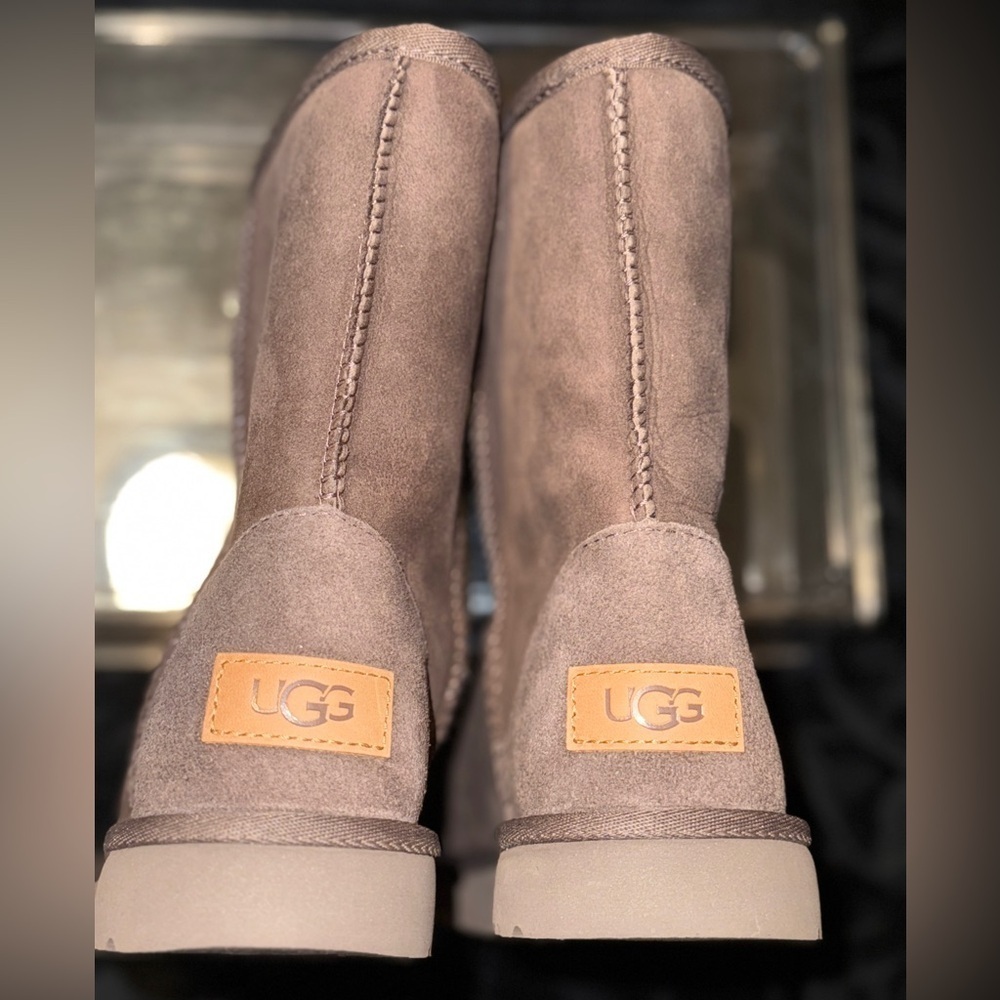 UGG Classic Short Boot In Brown New* - Picture 9 of 12